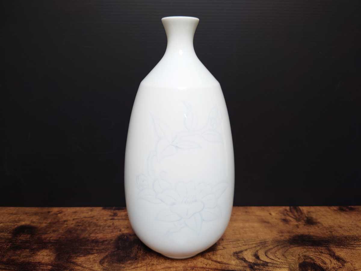  beautiful goods [ Inoue . virtue ] white porcelain .. carving writing small vase vase flower go in also box work of art old fine art .: human national treasure Inoue . two 