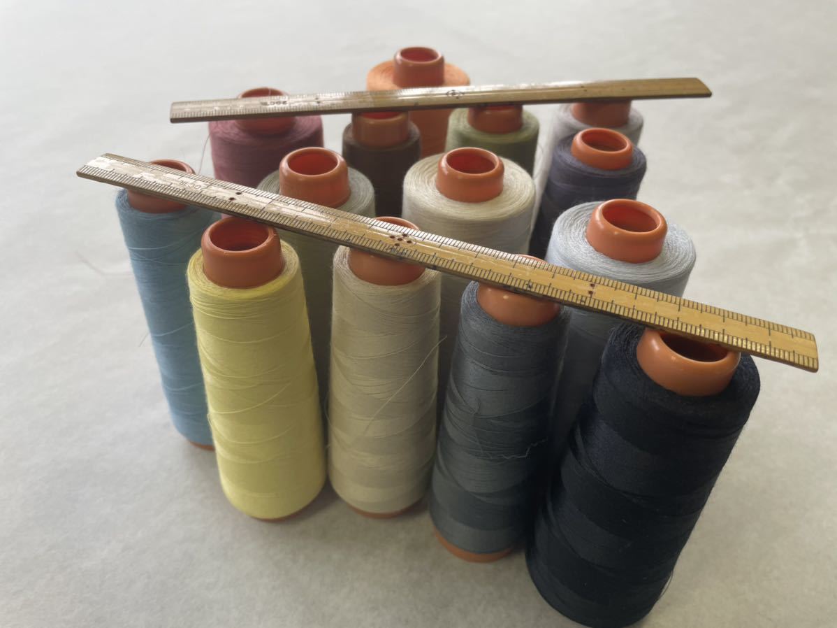 工業用 ミシン糸 、スパン糸、東洋紡マナード-S、90番(F60)、14 本(14色)残糸です。