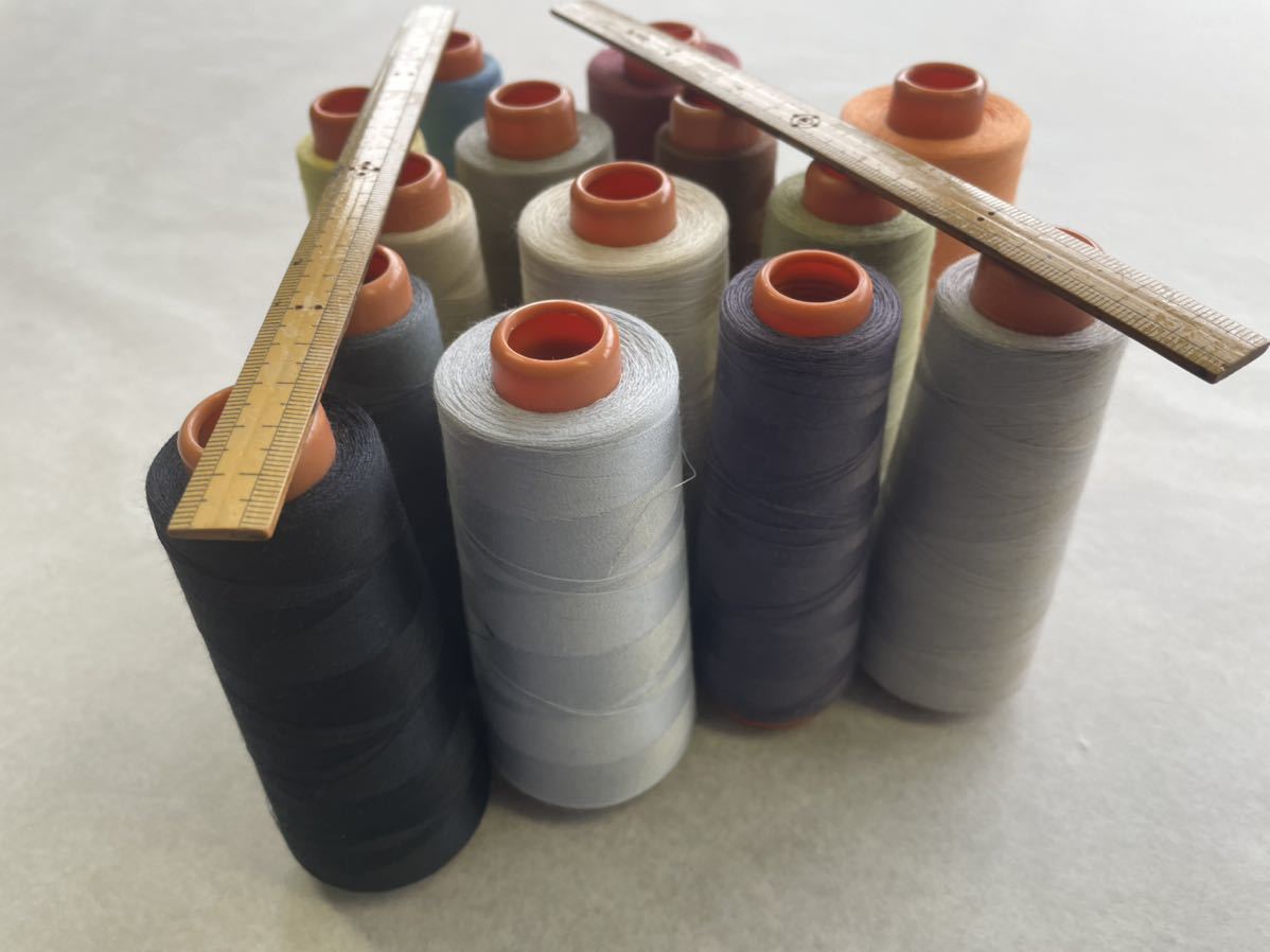 工業用 ミシン糸 、スパン糸、東洋紡マナード-S、90番(F60)、14 本(14色)残糸です。