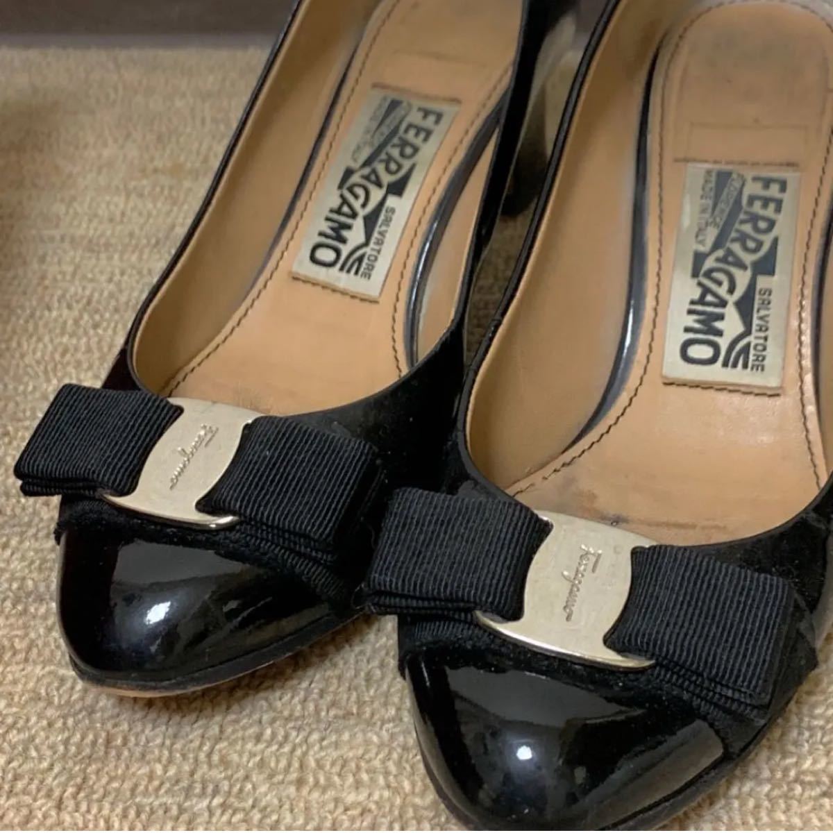 美品 フェラガモ ヴァラ パンプス ブラック レザー 定番 リボン ローヒール 美品 SalvatoreFerragamoサルヴァトーレフェラガモ リボンvara