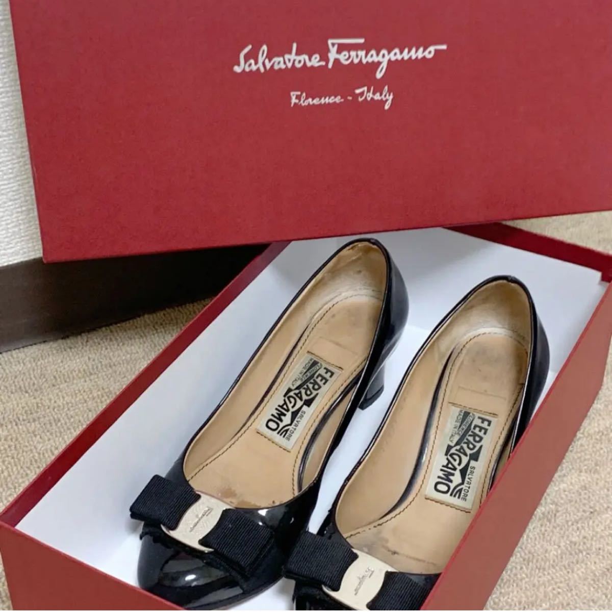 美品 SalvatoreFerragamoサルヴァトーレフェラガモ リボンvaraヴァラ5㎝ヒールブラックパンプス サイズ4 22