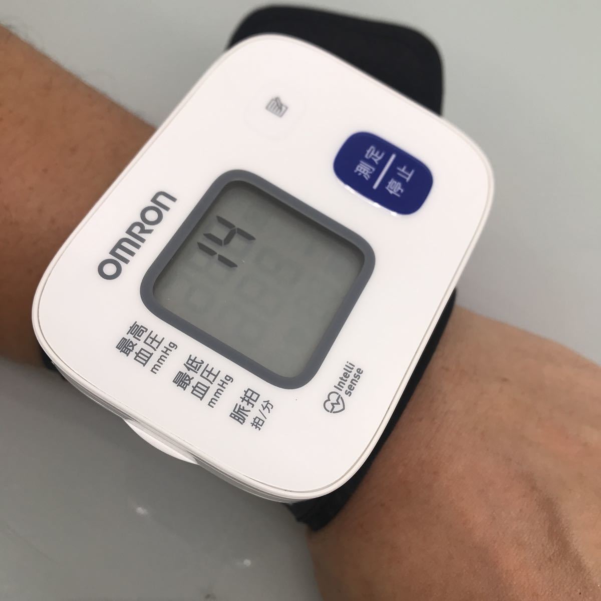 【動作確認済み】OMRON オムロン 手首式血圧計 HEM-6162 自動血圧計 デジタル 家庭用 血圧計 動作確認済み 60サイズ_画像4