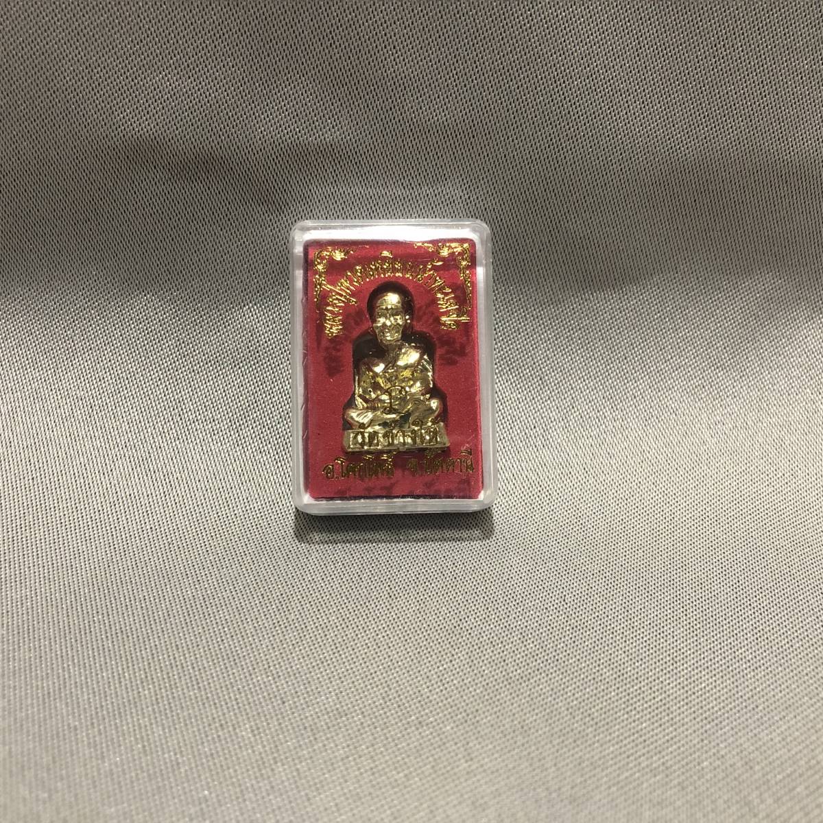 新品・即決・タイで購入した、金属製の小さな小さな高僧’ルアンプートゥアット’像・ケース入り・金_画像1