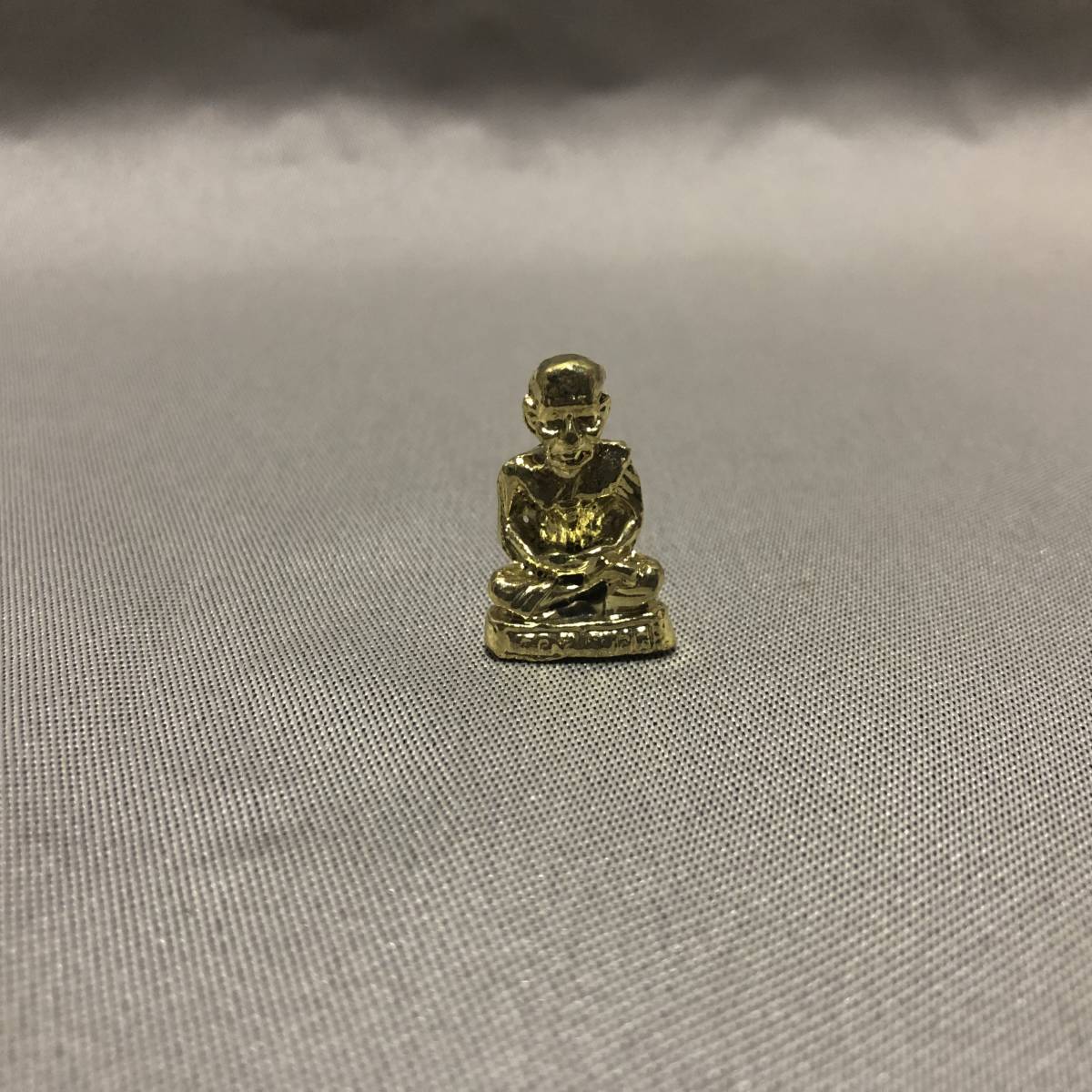 新品・即決・タイで購入した、金属製の小さな小さな高僧’ルアンプートゥアット’像・ケース入り・金_画像3