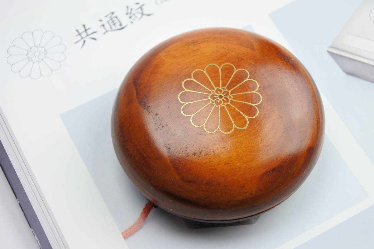☆日本皇室ボンボニエール　皇室共通紋いり珍しい木製の香合ボンボニエール　永遠の御家宝