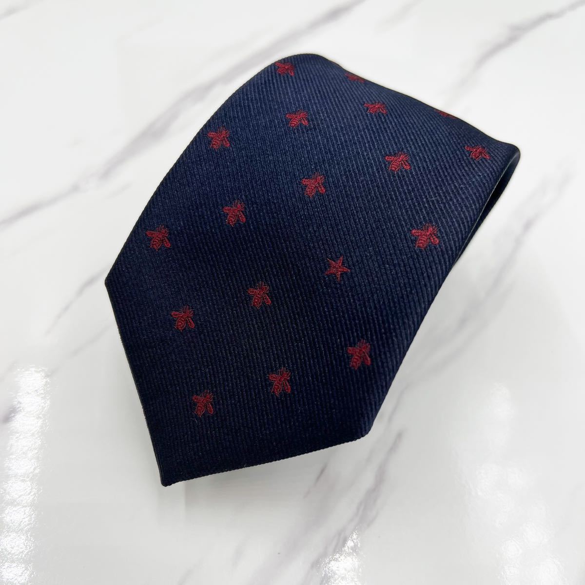 美品 希少 レア ネクタイ GUCCI グッチ 現行タグ シルク100% GG柄 ジャガード 刺繍 蜂 bee 星 BTS レッド 赤 ネイビー 紺 通勤 ビジネス