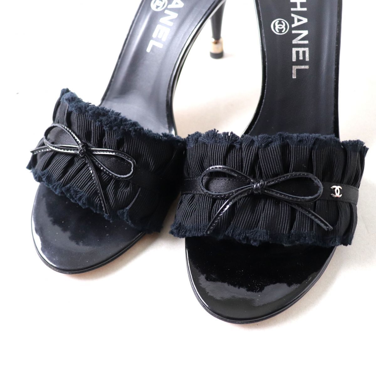 品 伊製 CHANEL シャネル ココマーク×リボン付き パテントレザー アウトレット大特価 新品未使用★CHANEL・パテントレザー ココマークサンダル(36) マトラッセ サンダル