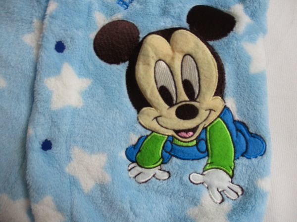 BE396【Disney・ミッキィーマウス】ロゴ一部刺繍　フリース　ベスト　訳有　男児　青　50－70_画像3
