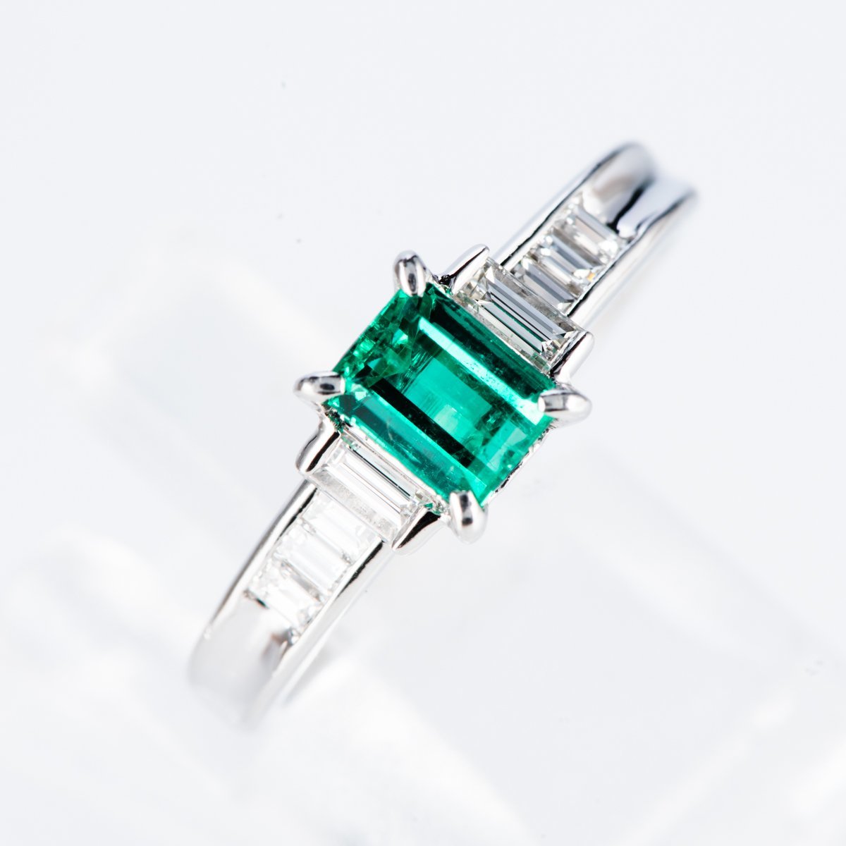 シンプルで日常的に使えるエメラルドxダイヤモンド プラチナリング E: 0.59 ct D: 0.38ct Pt900
