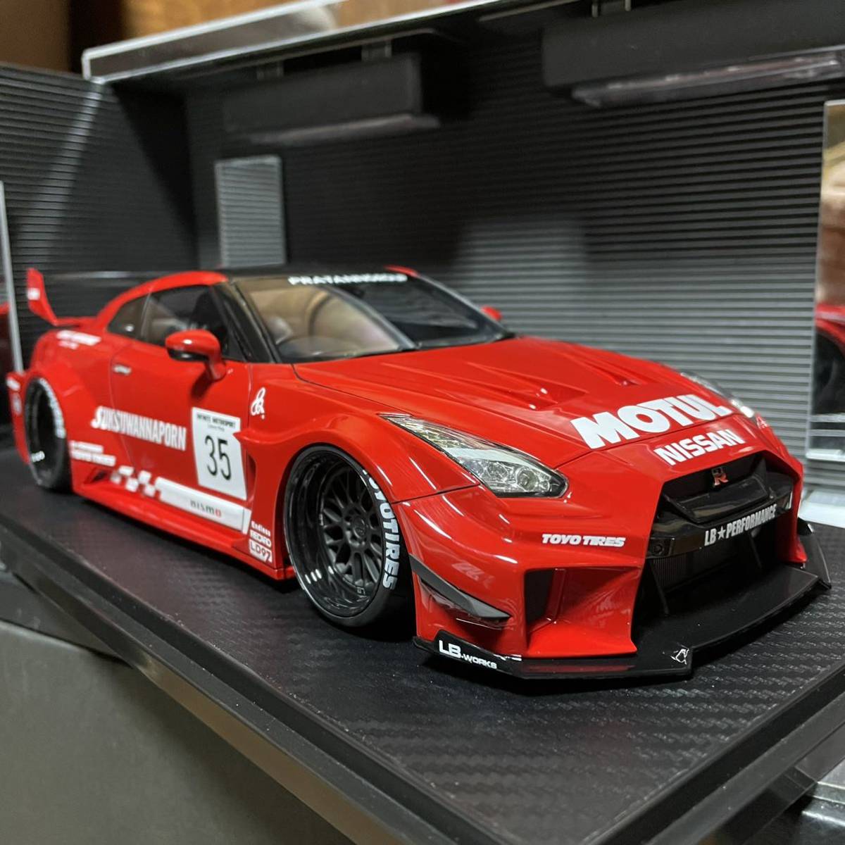 新品未展示品　イグニッションモデル 1/18 LB★WORKS リバティーウォーク　日産スカイライン　WORKS 35GT-RR Red_画像1