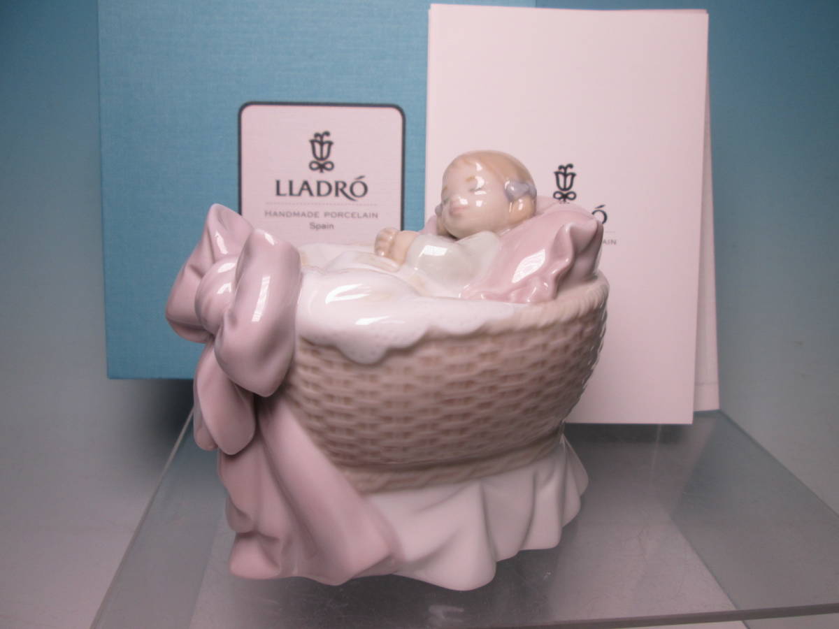 ☆LLADRO リヤドロ 赤ちゃん女の子の置物 共ケース付 新品 ベビーフィギュリン 出産のお祝いに_画像1