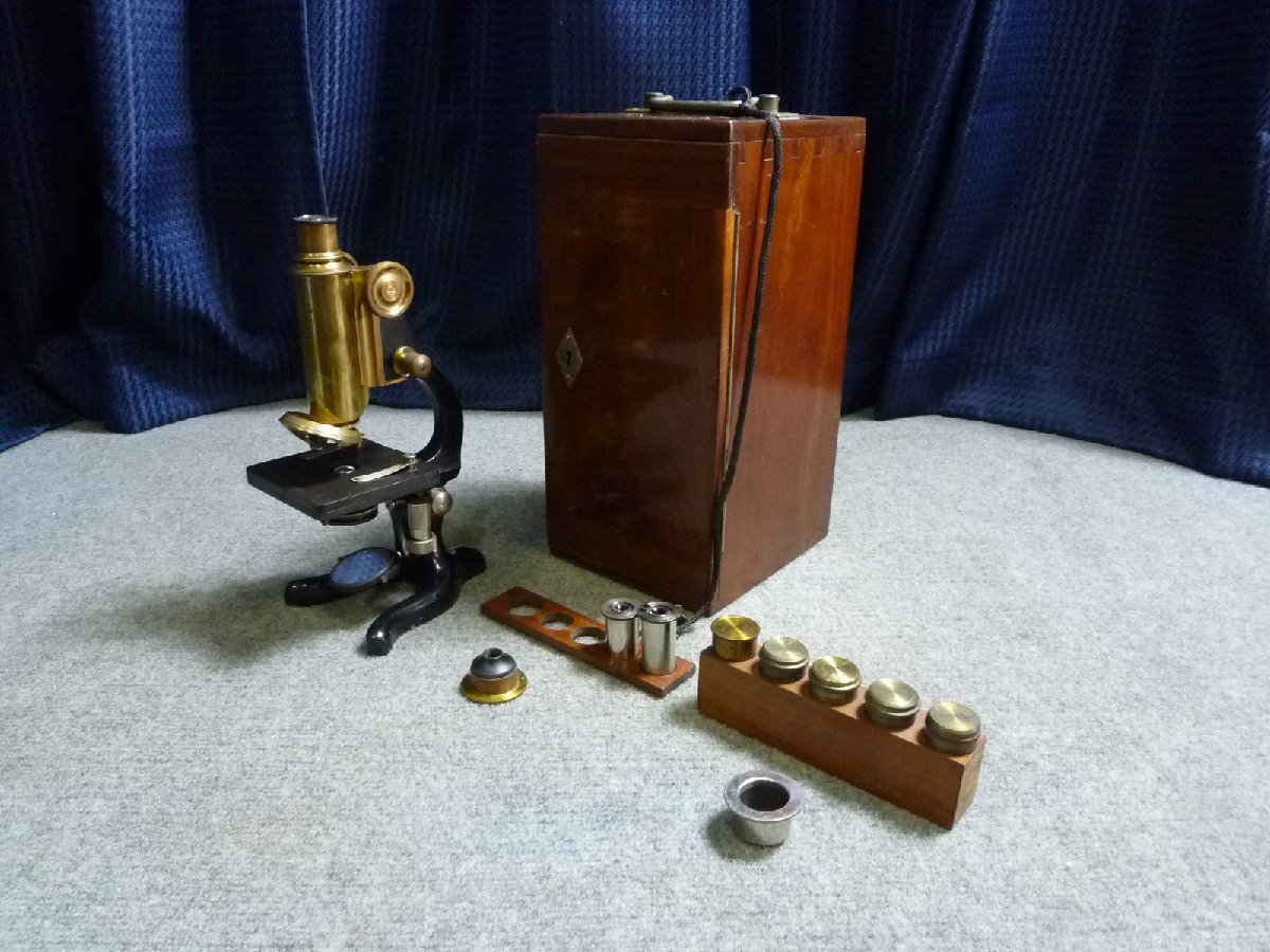 ^ F.KORISTKA MILANOko list ka brass made microscope Italy made accessory equipped tree box attaching ^