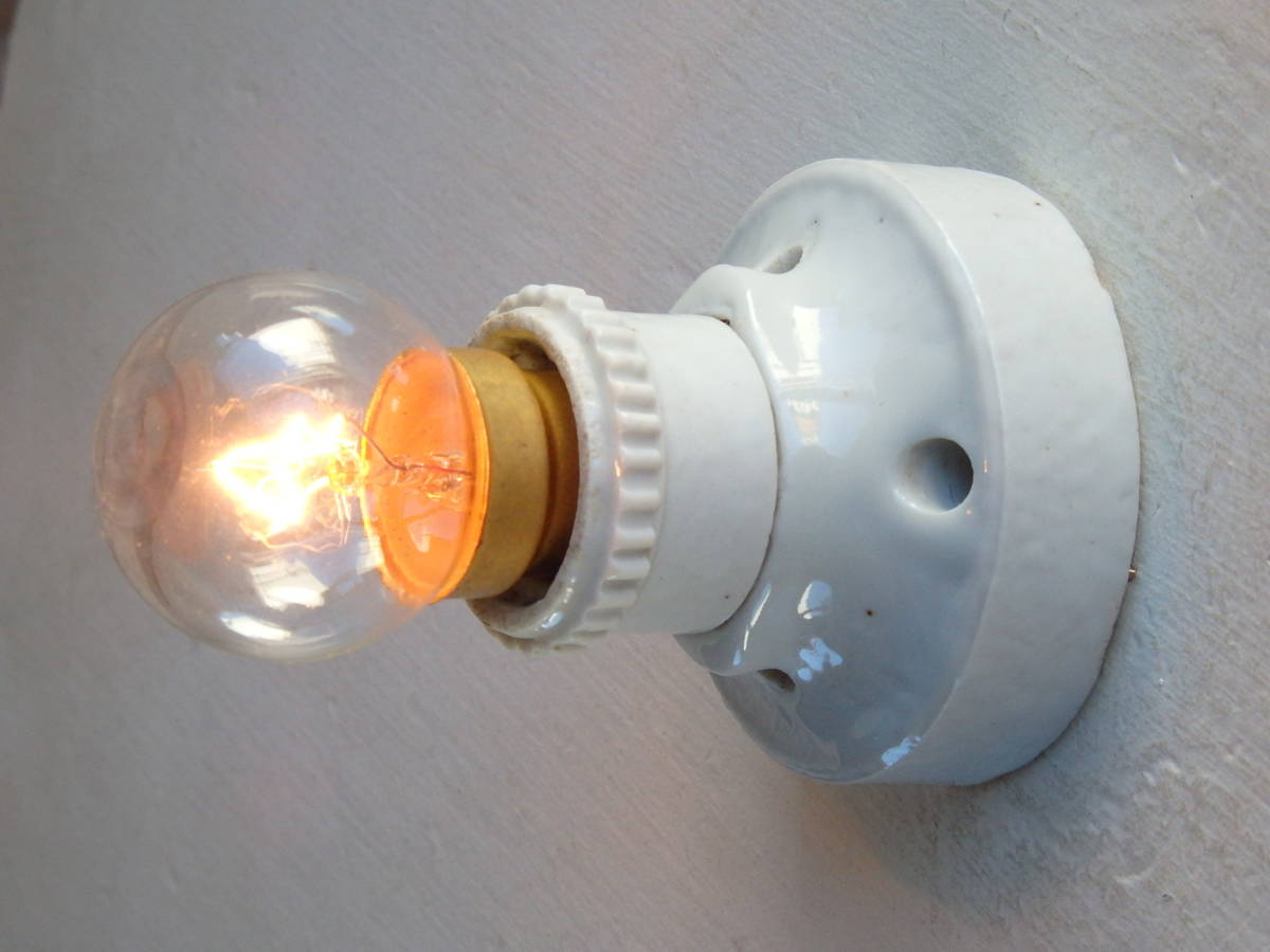 フランスアンティーク 陶器 ライト 壁付け ウォール インダストリアル アトリエ 工業系 ランプ 電気 照明 蚤の市 ブロカント 白