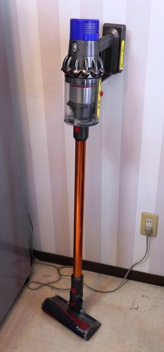 dyson ダイソン V10 Fluffy スティック型サイクロン掃除機 ※若干 dyson ダイソン V10 Fluffy スティック型サイクロン掃除機 ※若干
