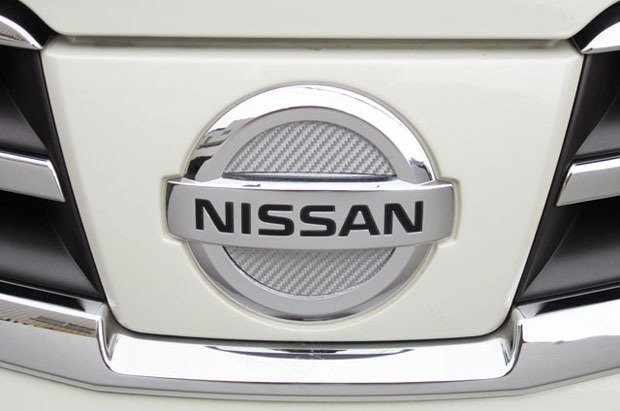 ハセプロ ★フロント用エンブレム/レギュラーカラー (レッド) CEFN-5R★NISSAN マーチ K12/AK12/YK12 (MC後 H19/6～H22/7)_※参考画像（シルバー）