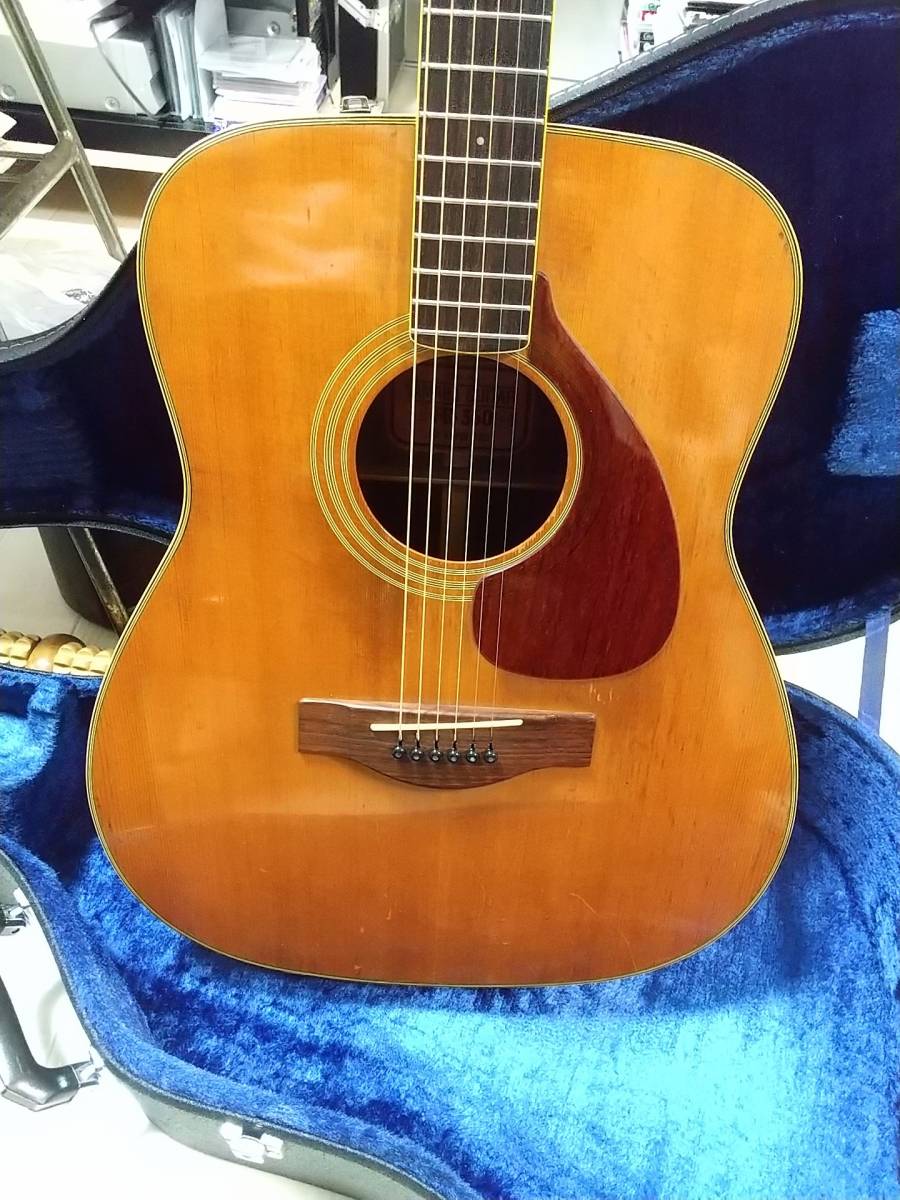 ヤマハ　フォークギター　FG-350　赤ラベル　70年代初期_ラッカーフィニッシュが飴色にやけています