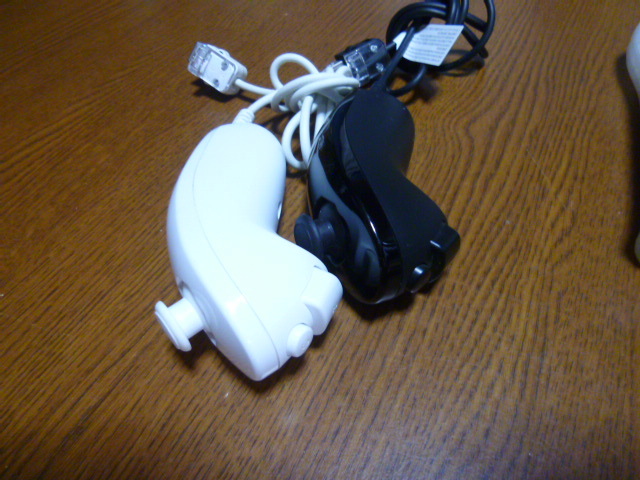RSJN081【即日発送　送料無料】Wii リモコン　ジャケット ストラップ 　ヌンチャク　2個セット　ブラック　ホワイト（動作良好)白 黒