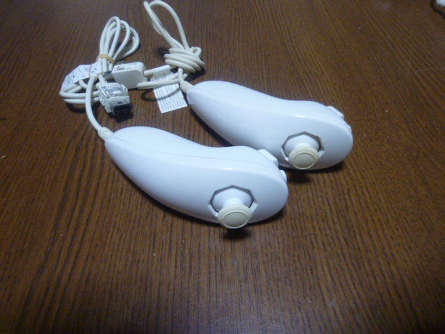 N099【送料無料 動作確認済】Wii ヌンチャク 2個セット　ホワイト 白　NINTENDO　任天堂 純正 