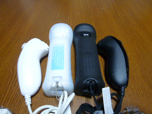 RSJN006【即日発送　送料無料】Wii リモコン　ジャケット ストラップ 　ヌンチャク　2個セット　ブラック　ホワイト（動作良好)白 黒