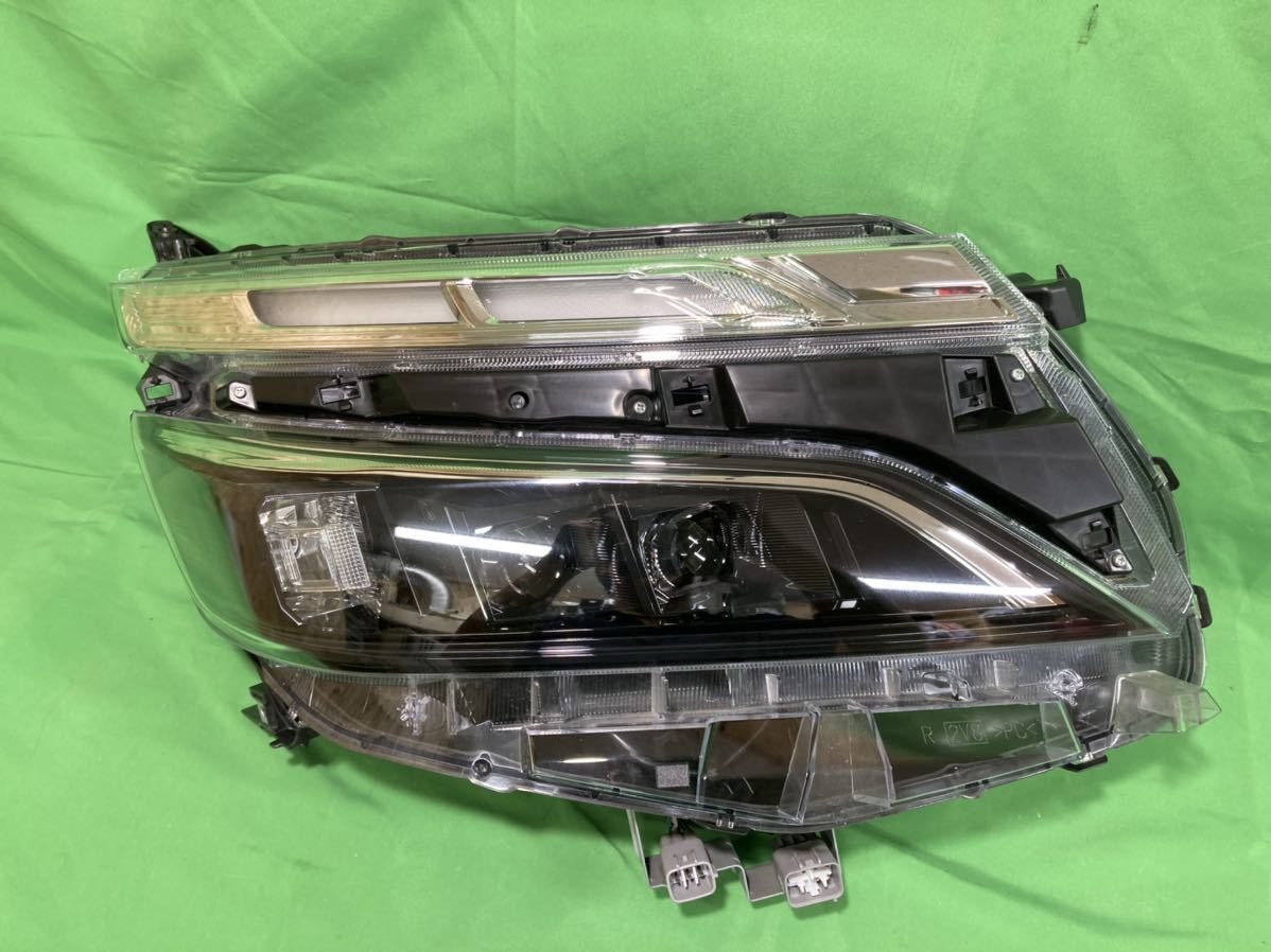 トヨタ ヴォクシー 80系 後期用 右ヘッドライト LEDタイプ 飛び石傷と