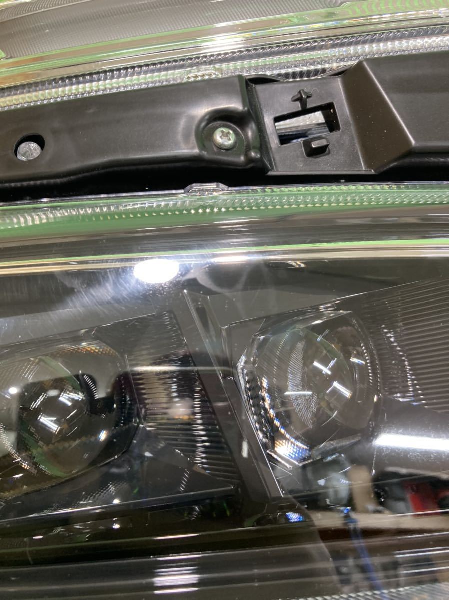 トヨタ ヴォクシー 80系 後期用 右ヘッドライト LEDタイプ 飛び石傷と