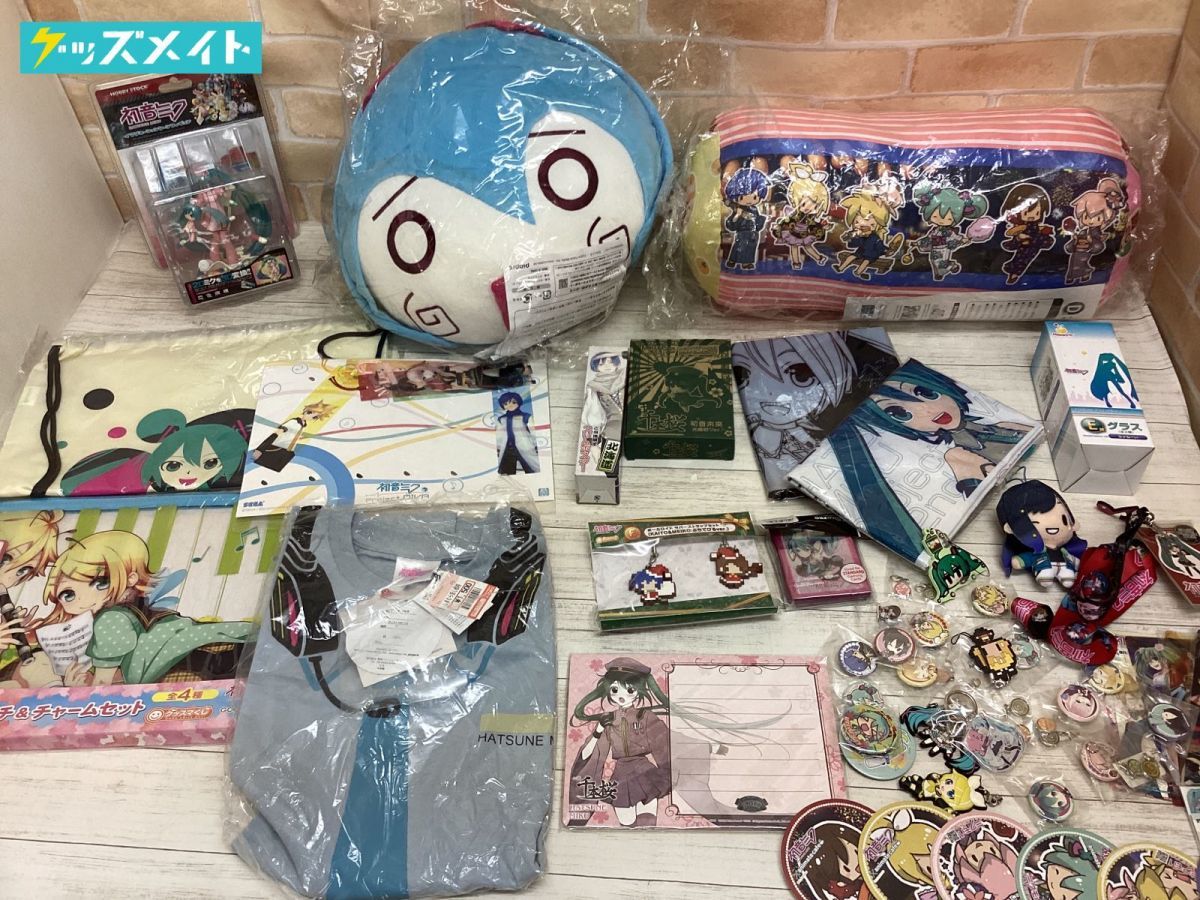 現状】 初音ミク グッズ まとめ売り 缶バッジ クッション フィギュア