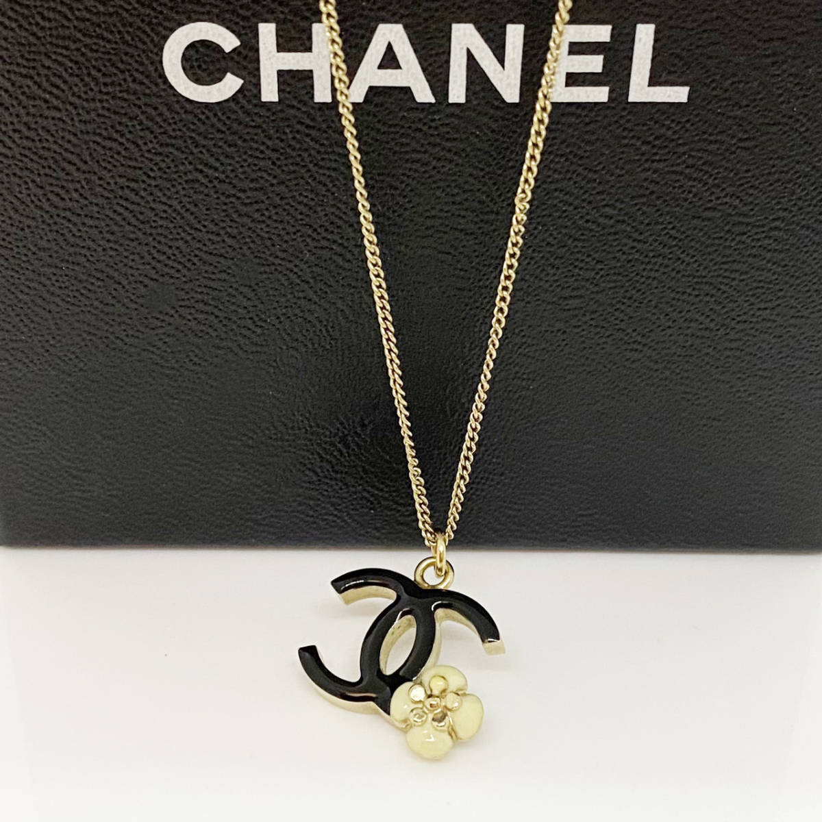 売り切り！★シャネル CHANEL ココマーク カメリア ネックレス 09A★極美品 ケース 保存袋付 ブラック×シャンパンゴールド FH15ZN13HUC_画像1