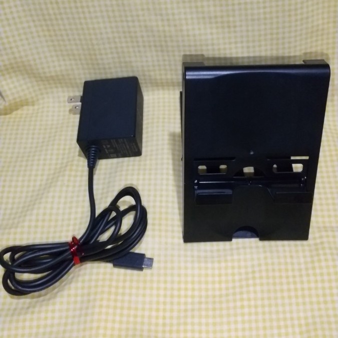 Nintendo Switch用 純正 ACアダプター 充電器 と 社外製テーブルモード用スタンド