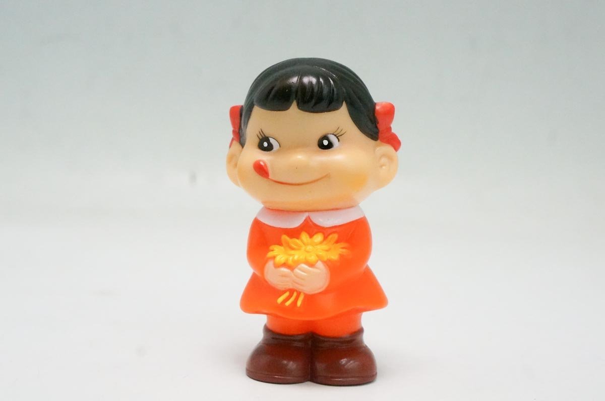花束を両手で持っている ペコちゃん ソフビ人形 貯金箱 昭和 レトロ ビンテージ 当時品 全長:約8.5cm