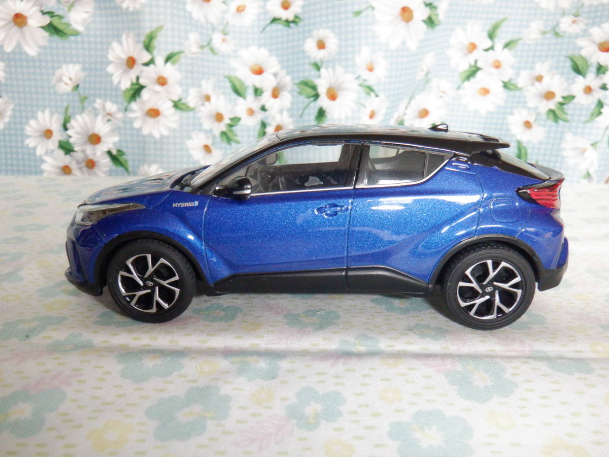 B8 ミニカー 1/30『トヨタ CーHR カラーサンプル~ブラック × ネビュラブルーメタリック』~箱なし 非売品 中古品~24