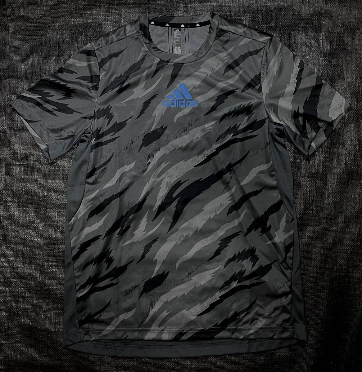新品XO(2XL)アディダスADIDASカモフラ グレー ブラック ブルー CAMO 半袖Tシャツ ハーフパンツ 上下セット ジャージ 迷彩 吸汗 速乾 正規品_画像2