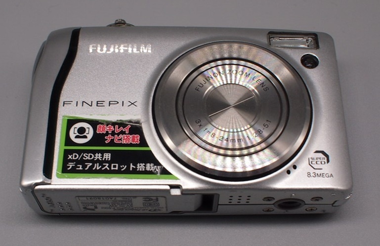 YI キ8-114 FUJIFILM 富士フィルム FinePix F40fd デジタルカメラ 830万画素 デジカメ 中古_画像2