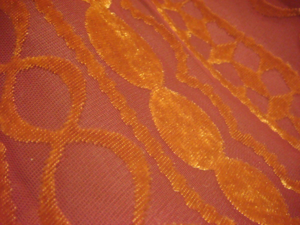 昭和レトロ風　アクシーズファム　ベロア風素材　バックおリボン付き　ワンピース　赤紫系　美品_生地のアップです。