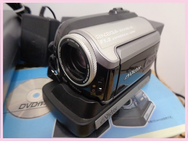 中古　Victor Evrio GZ-MG275-S　コンパクトビデオカメラ　ビクターEverio専用　DVDライター CU-VD20　通電確認済み　現状渡し（0810-5）_画像4