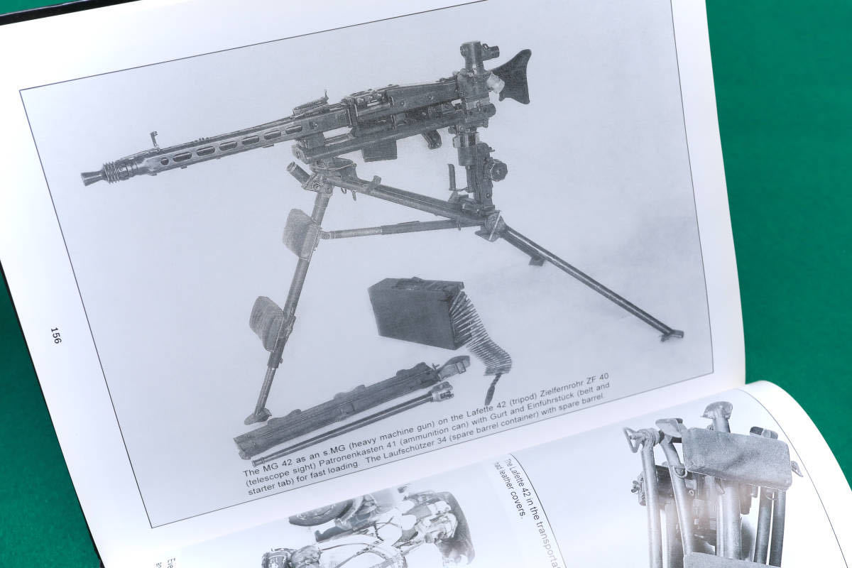 レア資料洋書 無可動 ナチスドイツ 戦場小火器写真集　ルガー　P38 Kar98k MG34 MG42 SS 親衛隊 ラフェッテ ZB26 mp44 gew43 マガジン 実物_画像5