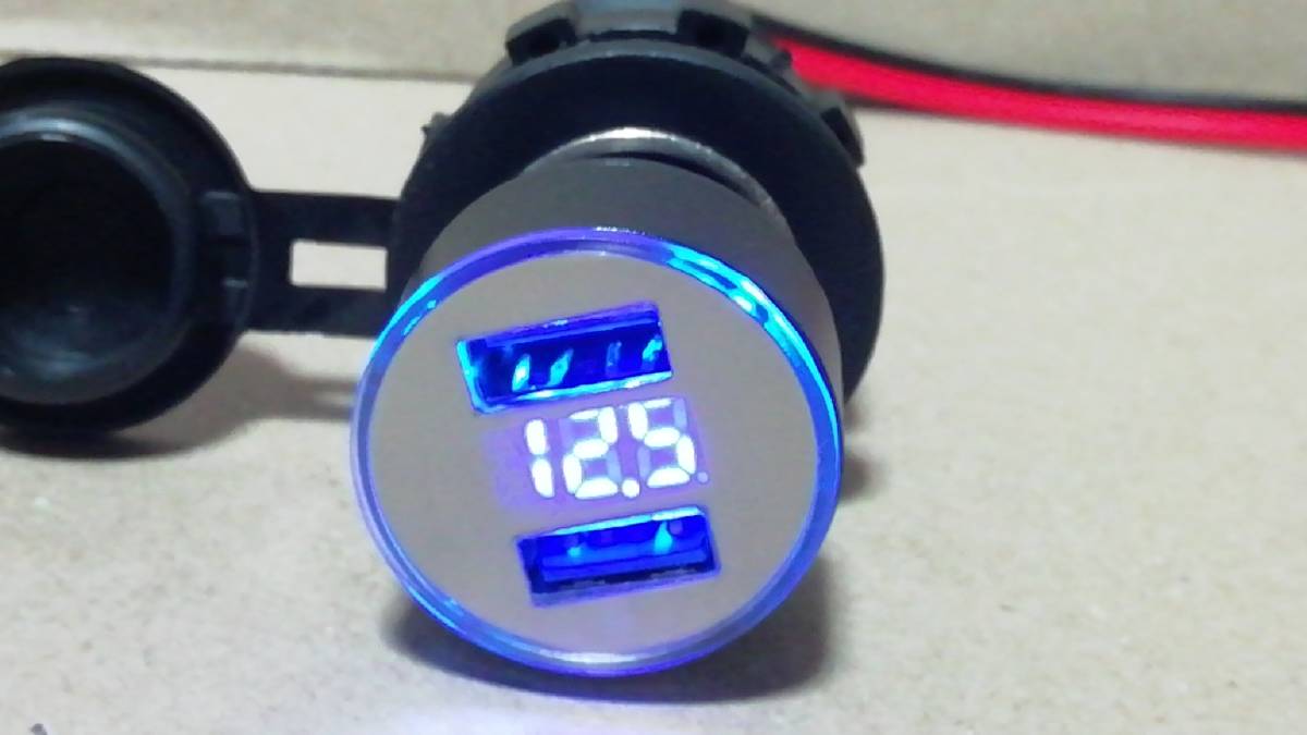 【ジャンク品】シガーソケット USB充電器 2usbポート　丸型　　黒色　青LED_画像1