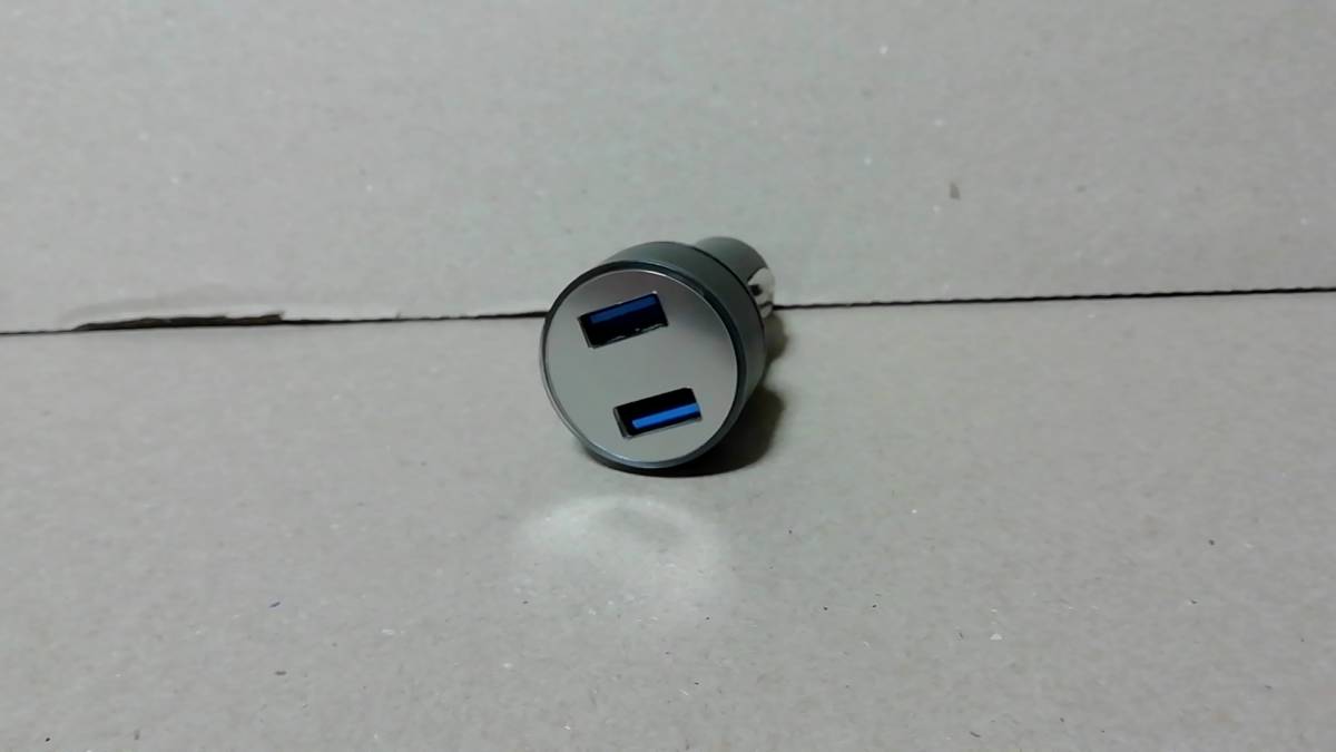 【ジャンク品】シガーソケット USB充電器 2usbポート　丸型　　黒色　青LED_画像2