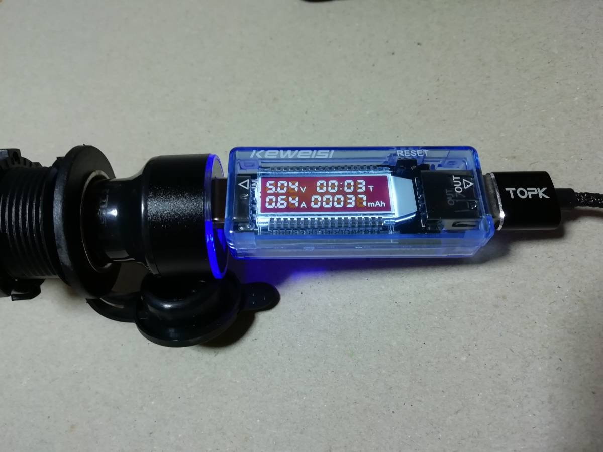 【ジャンク品】シガーソケット USB充電器 2usbポート　丸型　　黒色　青LED_画像4