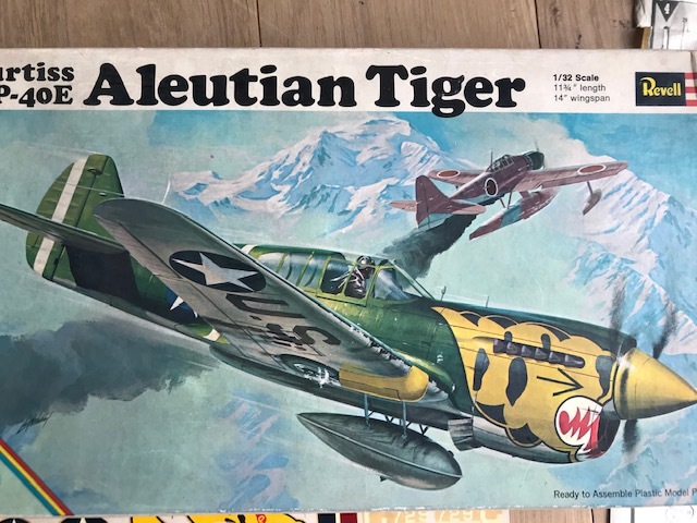 1/32 レベル P-40 アリューシャン タイガー REVELL US P-40E Aleutian Tiger _画像1
