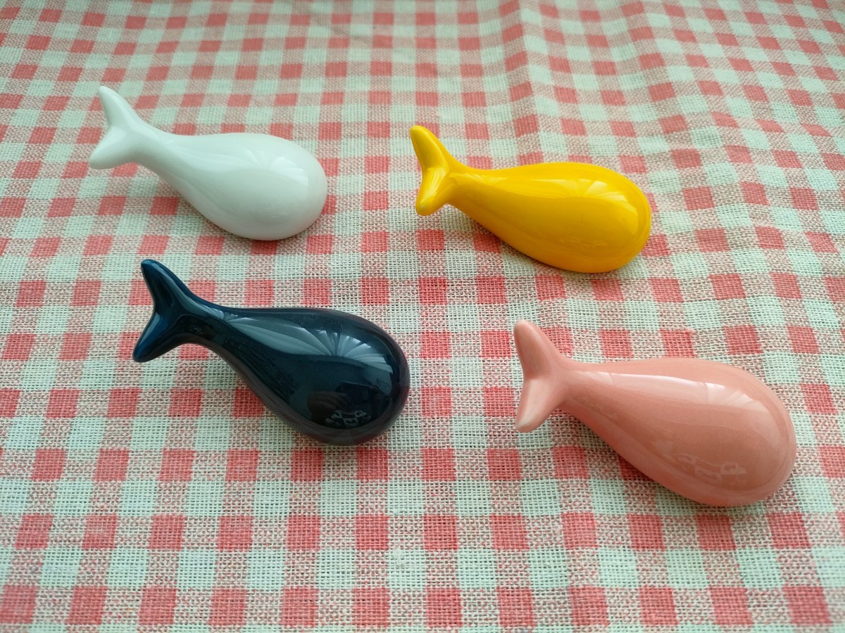 箸置き　鯨　クジラ　4つセット　4色　ホワイト　ピンク　黄色　ネイビー　かわいい　陶磁