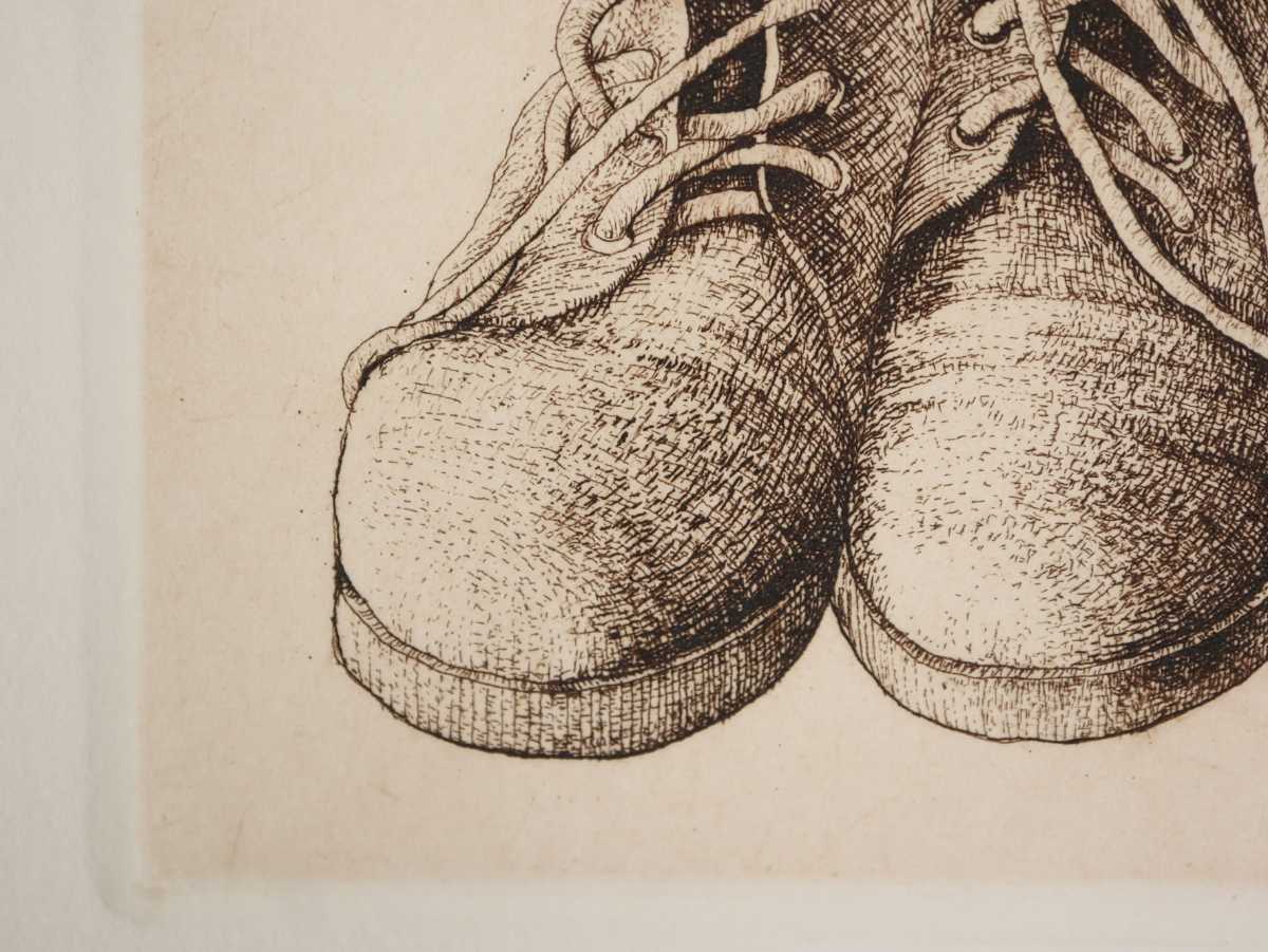 戸村茂樹 1983年銅版画「旅」画寸 8.5cm×8.5cm 青森県出身 版画制作に専念し始めた初期作品 長い旅を感じさせる履き慣れた靴 6369_画像4