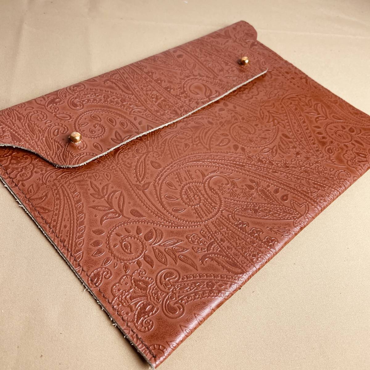  leather clutch bag peiz Lee type pushed . combination Brown original leather by using . simple prejudice hand made made in Japan B3133
