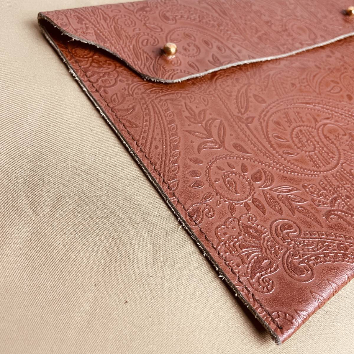  leather clutch bag peiz Lee type pushed . combination Brown original leather by using . simple prejudice hand made made in Japan B3133