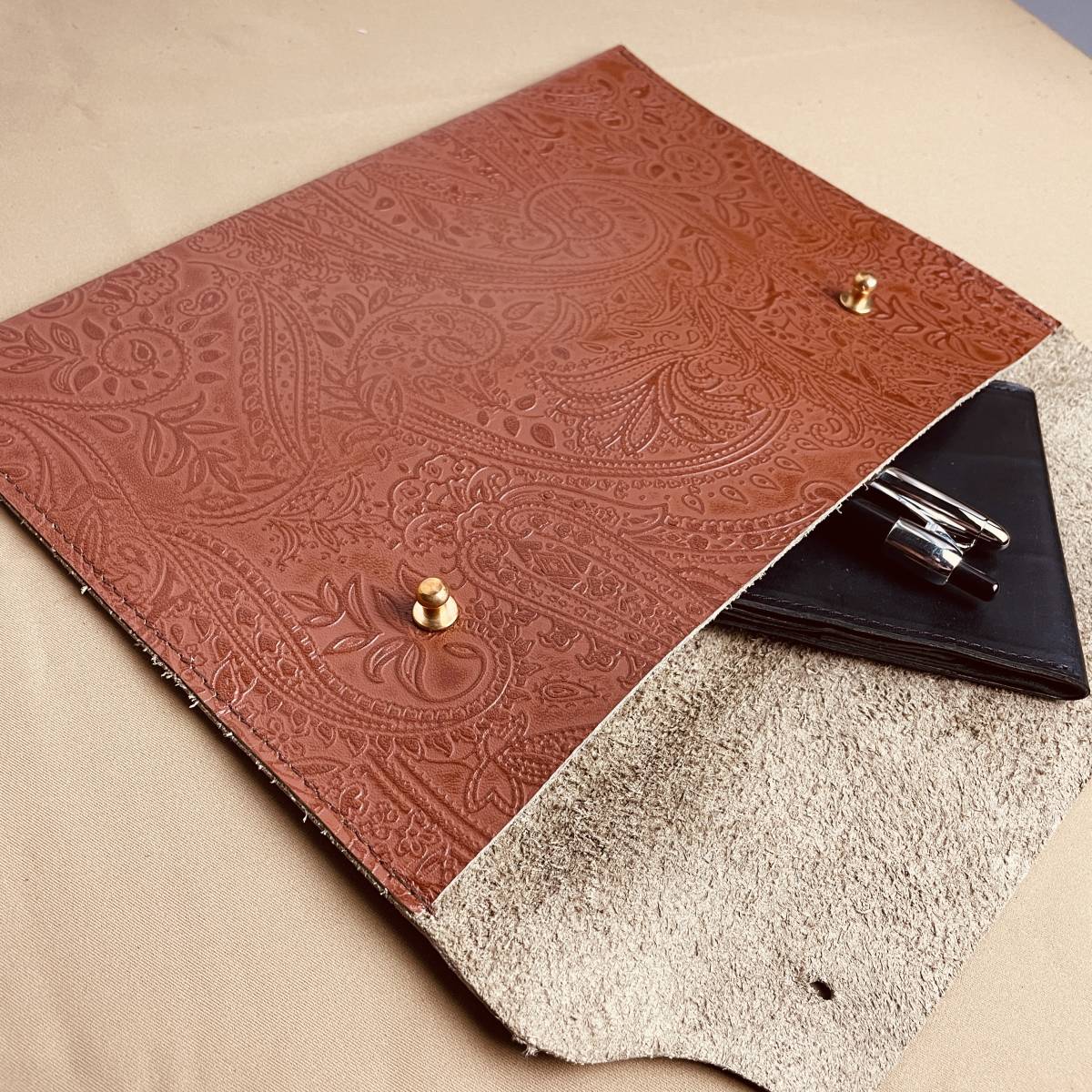  leather clutch bag peiz Lee type pushed . combination Brown original leather by using . simple prejudice hand made made in Japan B3133