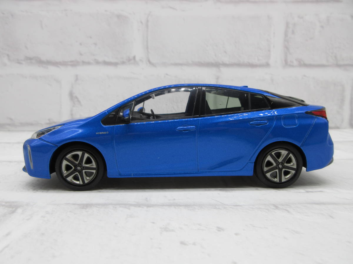 ミニカー　1/30　トヨタ　4代目プリウス　PRIUS　後期　ブルーメタリック　ディーラー展示用　色見本　カラーサンプル　モデルカー_画像1