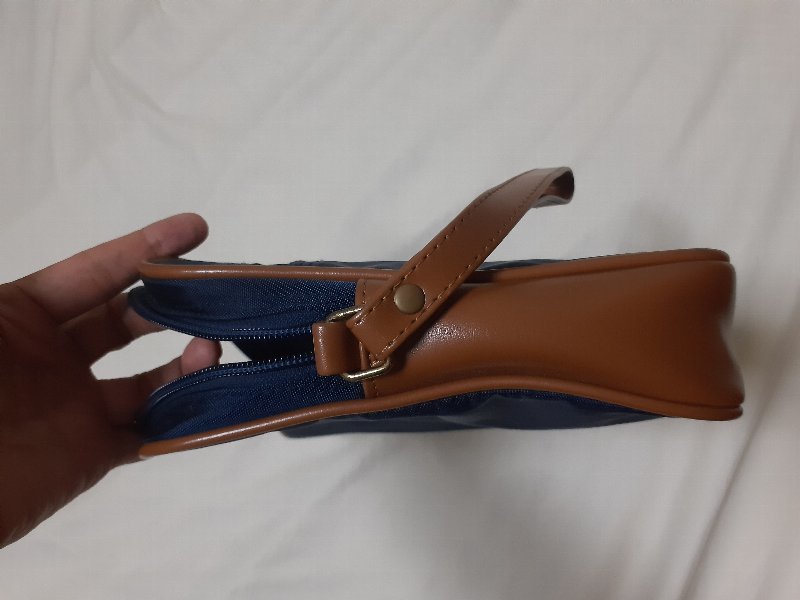 未使用品セカンドバッグ 紺・茶色　サイズ約28×19×５ｃｍ　カジュアルな感じのセカンドバックです。　_画像5
