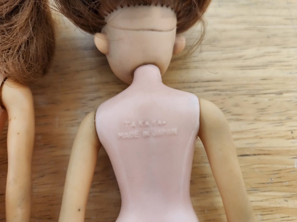 39.タカラ(約20cm)初代リカちゃん人形へそ付きドット有り、首き裂片足無しの2個セット_画像5