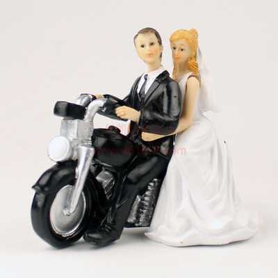 【新品未使用】ケーキトッパー ウェディングケーキ 仲むつましくバイクに乗る新郎＆新婦（No.2） 結婚式 サプライズ 思い出 プレゼント_画像1
