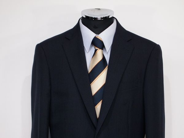 リーズナブルでプロ品質★背抜きスーツ　スタイリッシュ　スーツ ★3890★ＹＡ－７★濃紺★細ストライプ