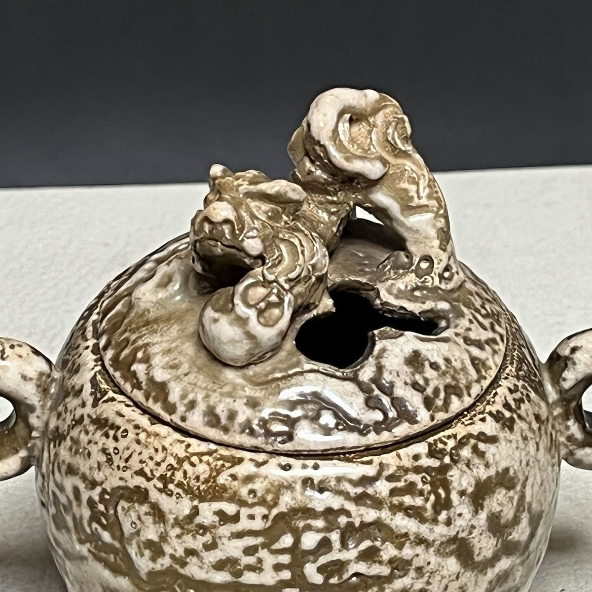 出雲焼 香炉 在銘 獅子摘 透かし蓋 双耳 三足香炉 木箱入 茶道具 k1884